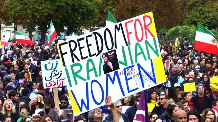 一大群人在澳大利亚抗议。主要标志写着‘伊朗妇女的自由’。” class=